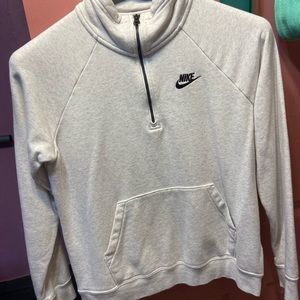 Woman’s Small Nike sweater 🤍